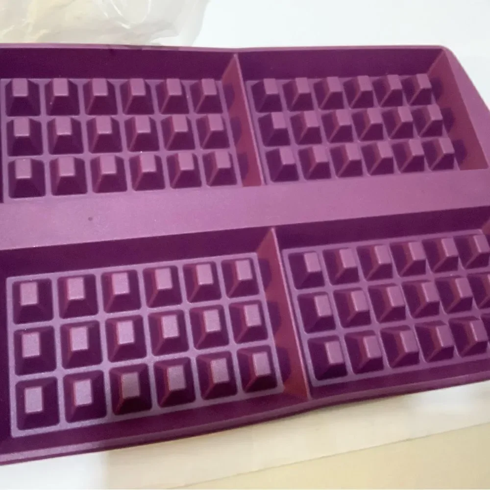 New Tupperware Silicone Waffle Form Pan
